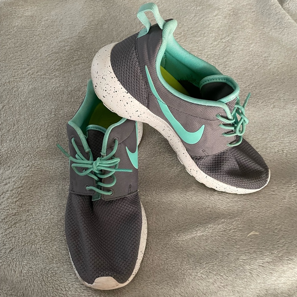 Nike Rosche size 8